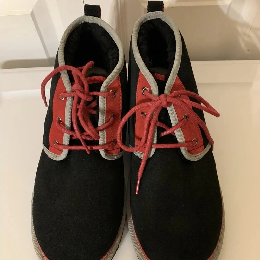 UGG mens sz 11 neumel suede chukka boots Black,‎ red and gray Shoes color block